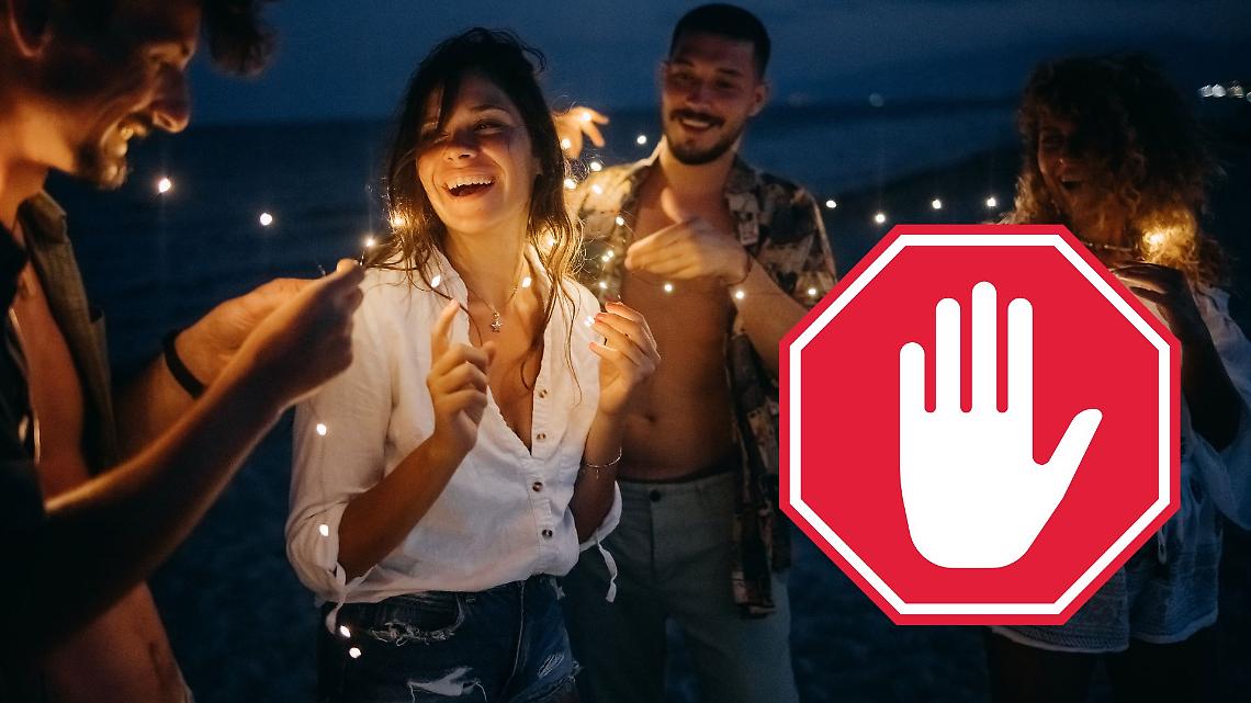 Lanterne cinesi e daspo alla legna, il Ferragosto dei no