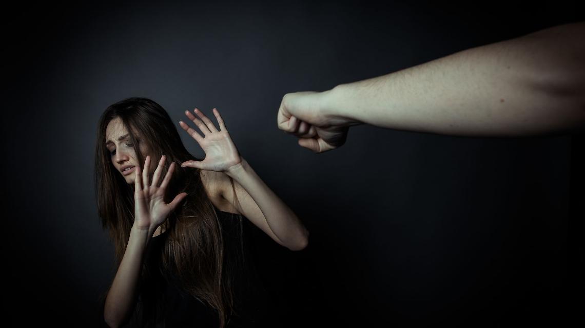 Lite in casa degenera nel Biellese orientale: compagna ferita, uomo fermato