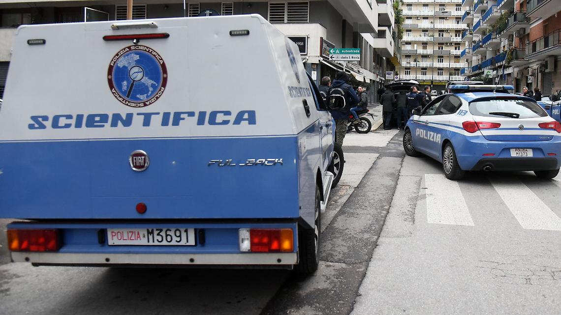 Caduta mortale dal sesto piano in via Bidone: muore un uomo di 82 anni, indagini in corso