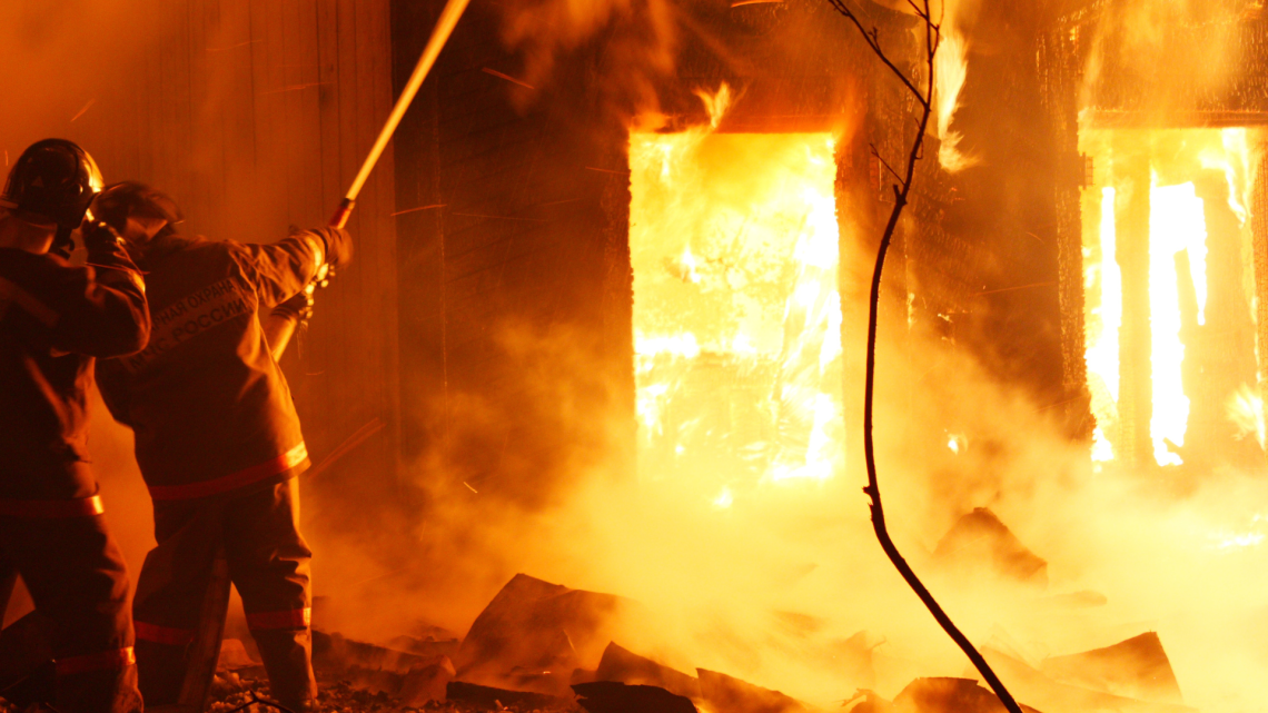 Biella, notte di fiamme a Chiavazza: un morto e sette intossicati
