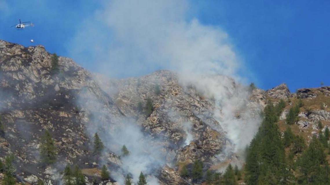 Incendio minaccia il cuore del Parco Nazionale del Gran Paradiso: vigili del fuoco in azione a Forzo
