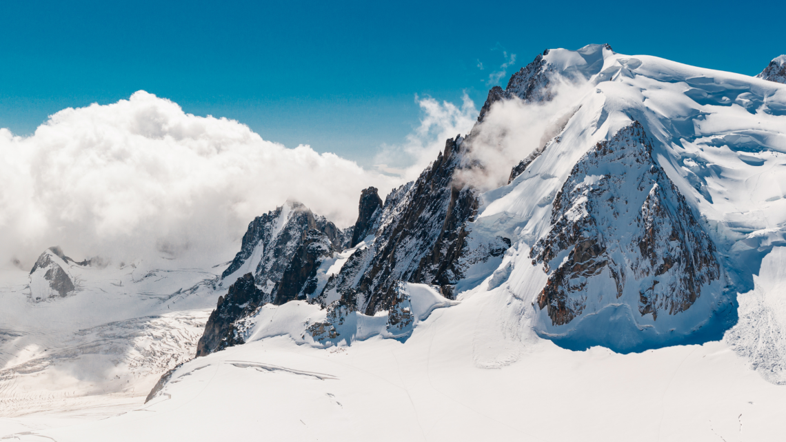 Morte a 4.000 metri sul Monte Bianco: alpinista precipita sulla Cresta del Brouillard