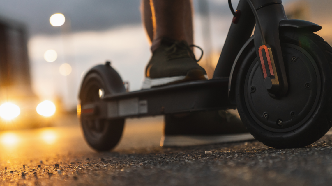 Auto contro monopattino in centro a Cirié: portiera distrutta, due feriti