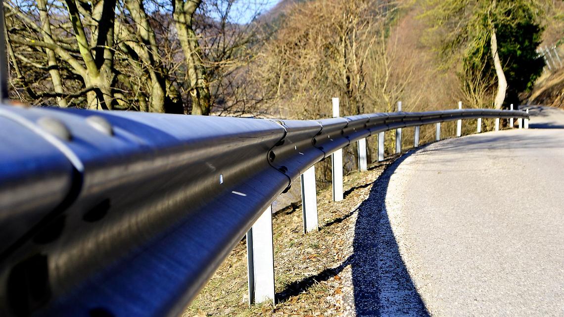 Auto sfonda il guard rail tra San Sebastiano e Casalborgone: due giovani illesi