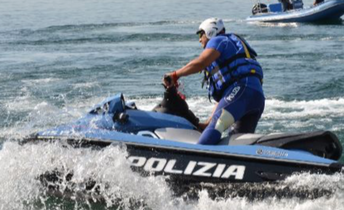 Turista tedesco "sporcaccione" getta rifiuti nel Lago Maggiore: multa da capogiro