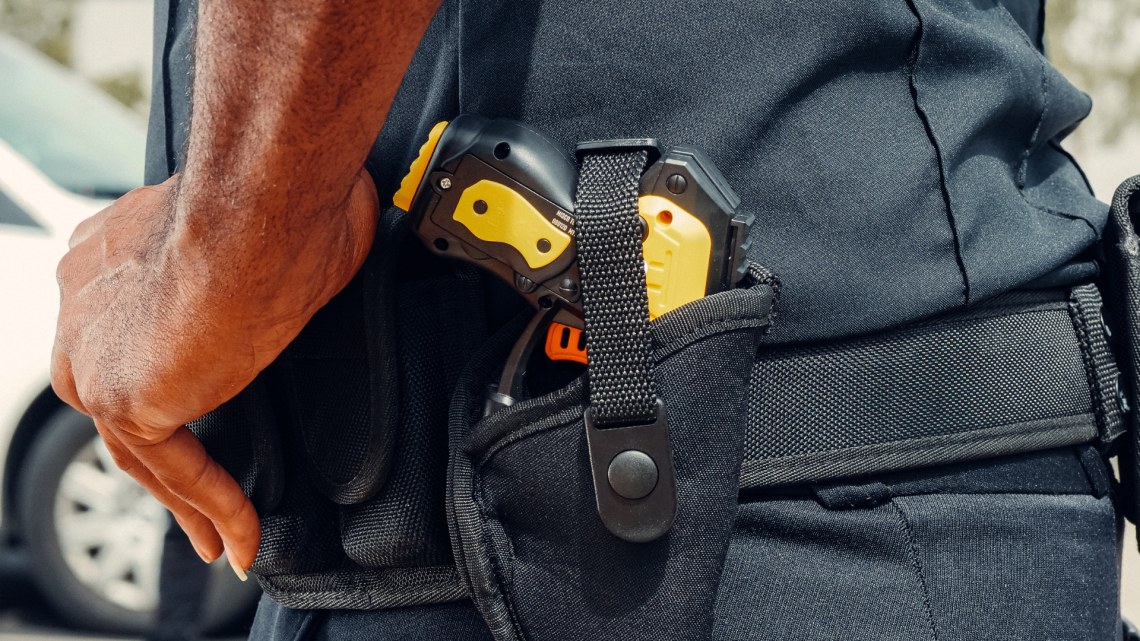 Due morti in 48 ore: il Taser divide l’Italia