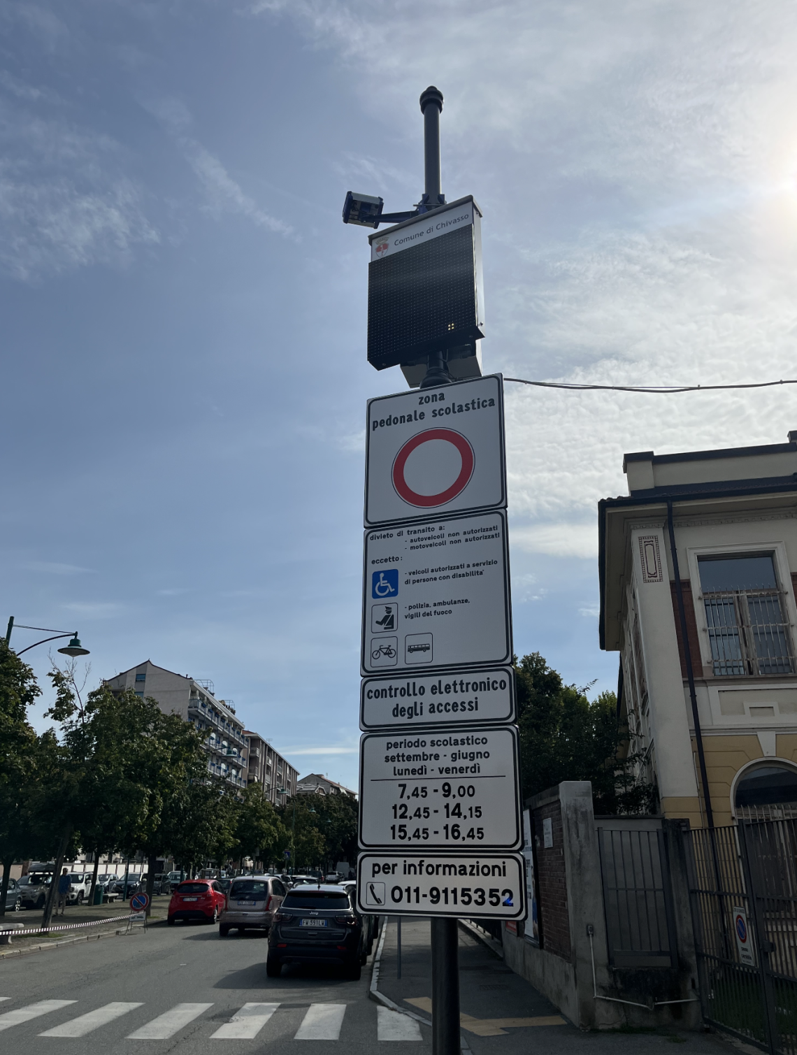 Addio al caos davanti alle scuole: a Chivasso arrivano le telecamere, chi sgarra paga