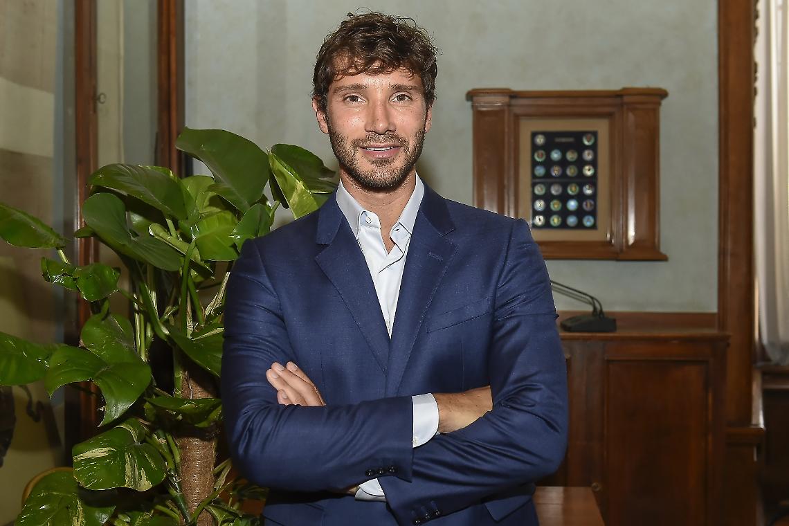 Affari Tuoi riparte in anticipo: De Martino sfida Gerry Scotti con il nuovo “pacco nero”