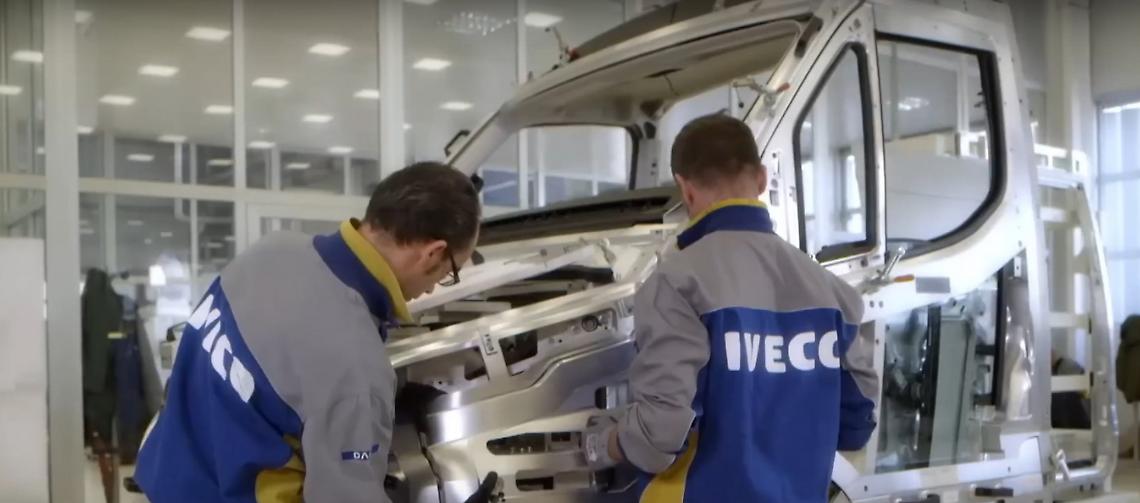 Iveco svenduta a Tata: Exor fa cassa, l’Italia perde un altro gioiello