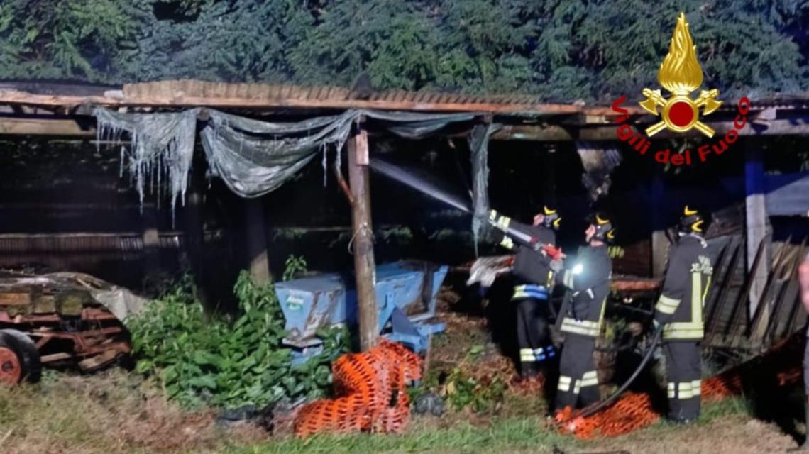 Borgo d’Ale, capanno in fiamme: l’allarme dei residenti e l’intervento lampo evita il peggio