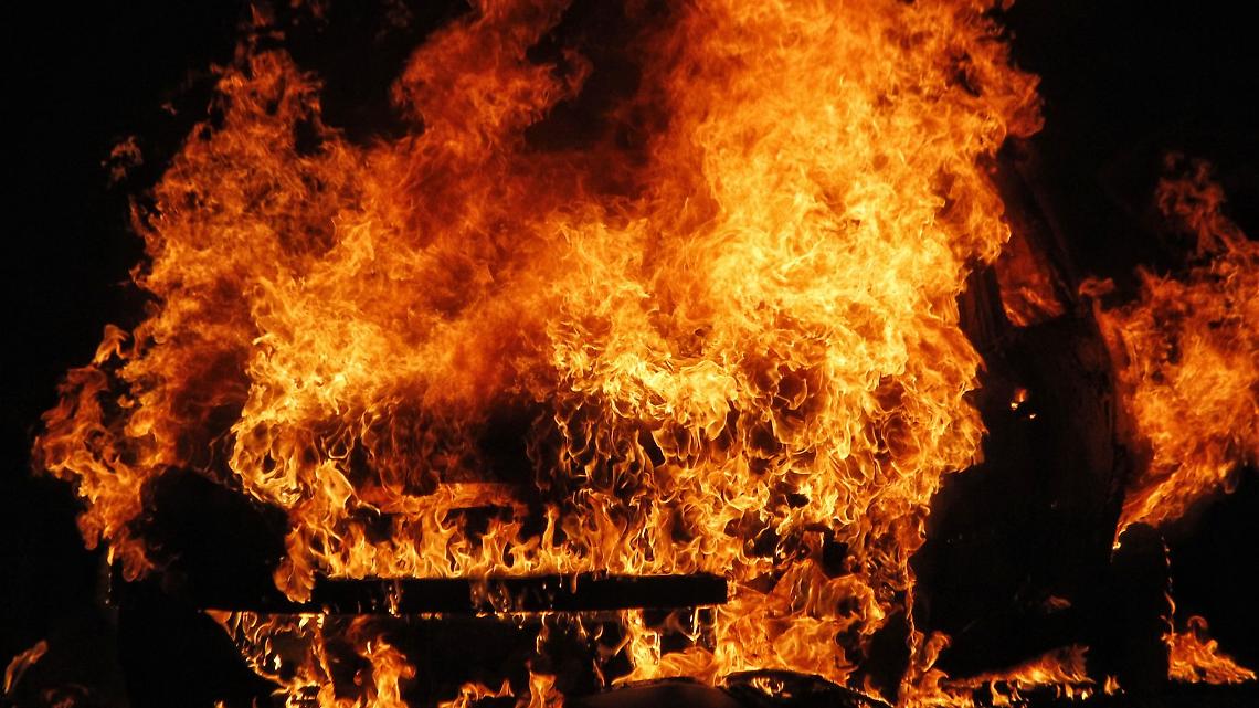 Auto in fiamme a Venaria Reale nel giorno di Ferragosto: conducente ustionato, ipotesi guasto elettrico