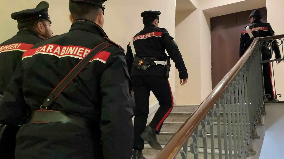 Stresa, bersaglio sui passanti dal balcone: denunciato un giovane per getto pericoloso di cose