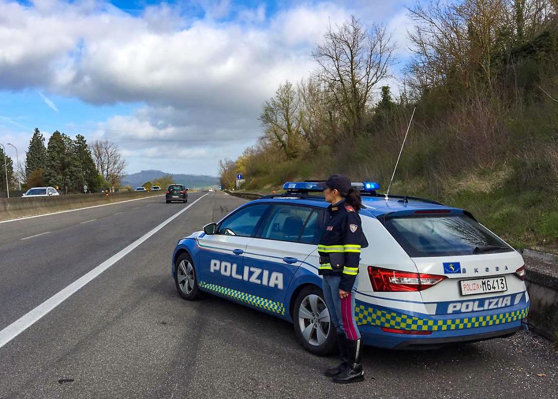 Un motociclista britannico scivola sulla bretella Ivrea–Santhià: paura ad Albiano, ma finisce in codice verde