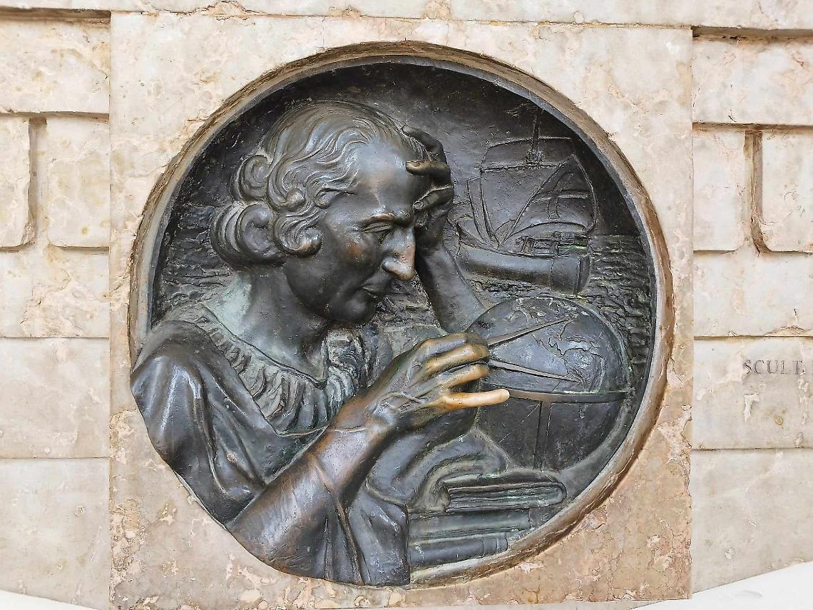 Il mignolo di Colombo porta fortuna: il rito discreto di Piazza Castello