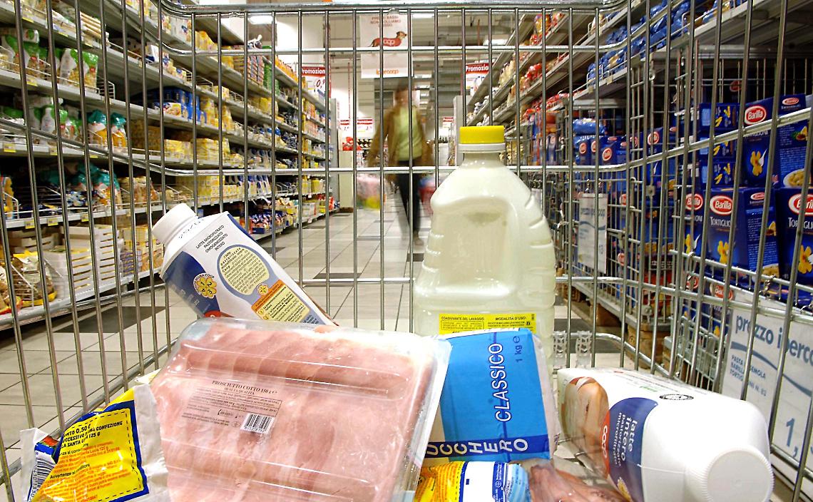 Fame, povertà e giustizia a Torino: la giudice scarcera madre e figlia fermate all’Esselunga