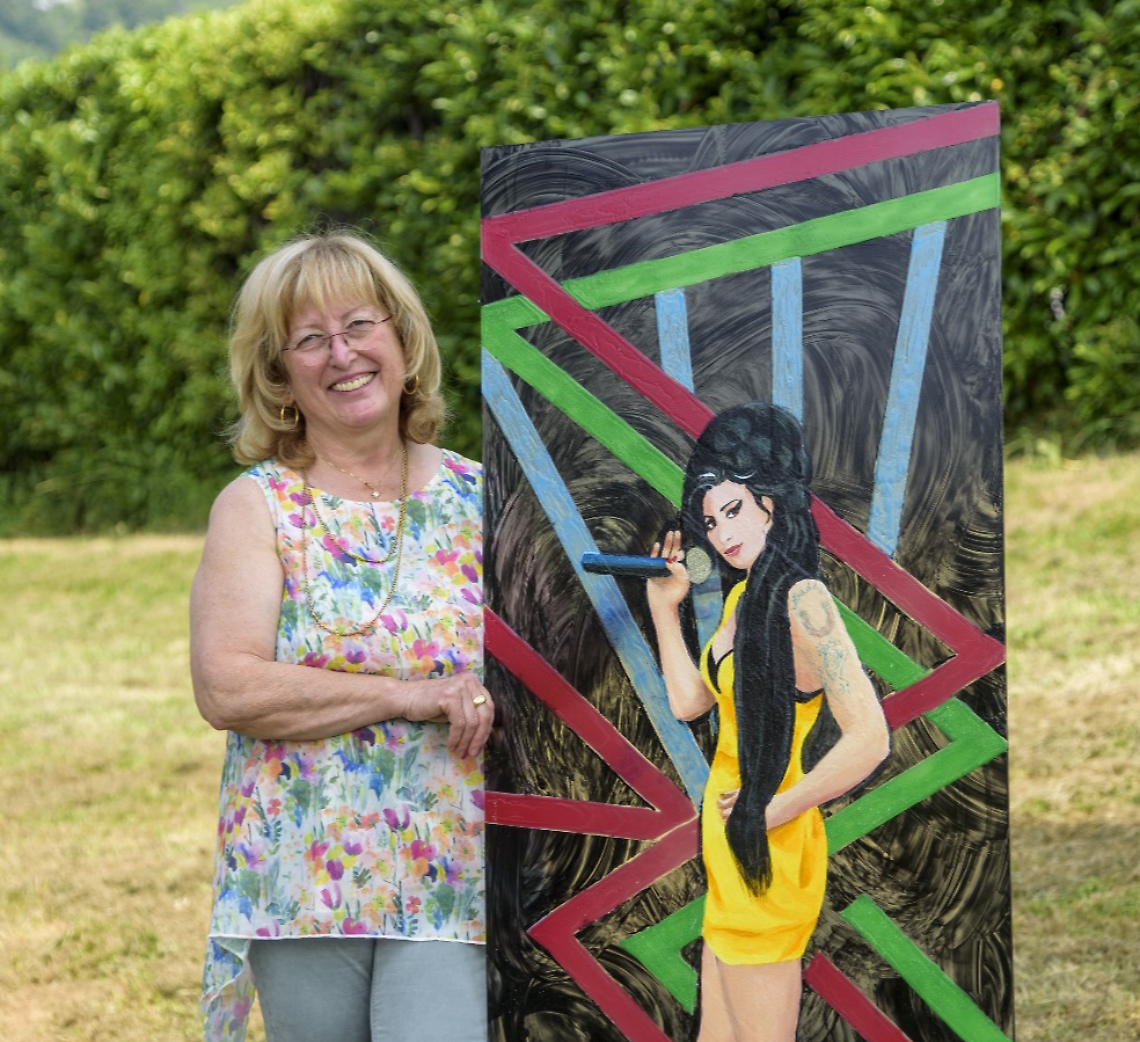 L'artista Laura Antonietti con una sua opera dedicata ad Amy Winehouse
