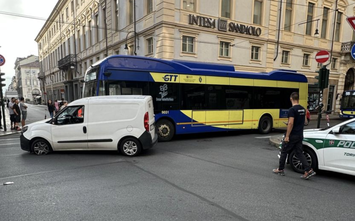 Schianto in via XX Settembre: bus 58/ contro un Doblò