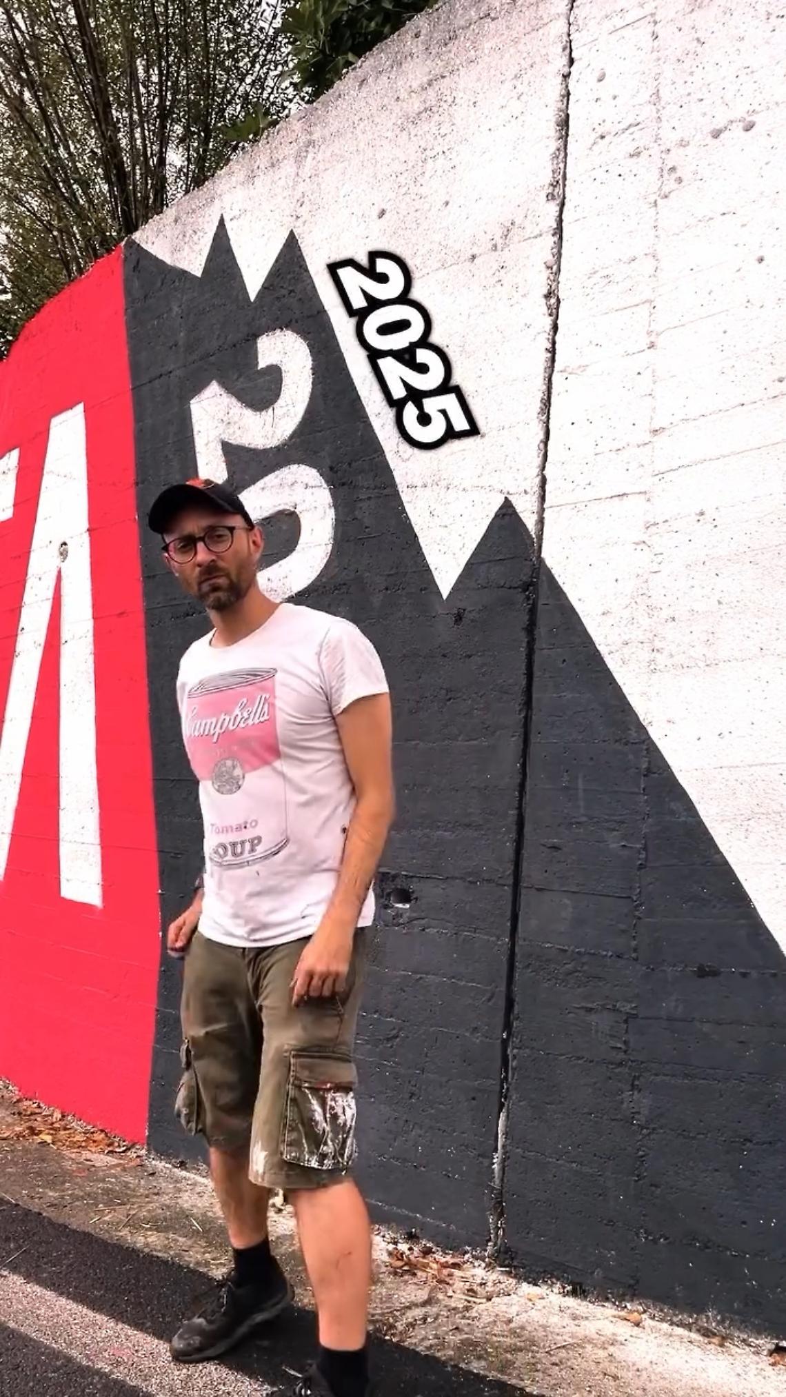 San Colombano Belmonte dipinge la Vuelta: il maxi murale che racconta il ciclismo e un paese