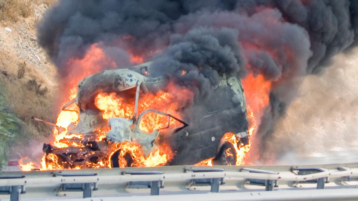 Furgone in fiamme in tangenziale a Torino: traffico salvo grazie alla prontezza dell’autista