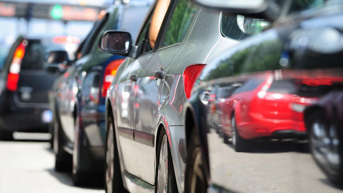 Safety car nel Codice della Strada: stop ai sorpassi, colonna obbligatoria e sanzioni più dure
