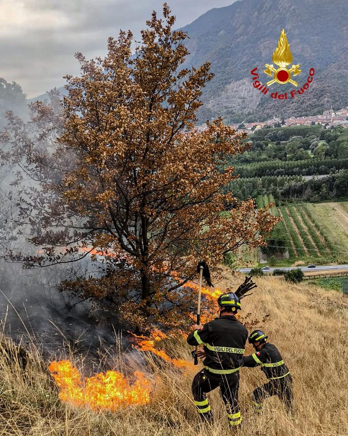 Montagna in fumo a Caprie: Vigili del Fuoco e volontari al lavoro da ore