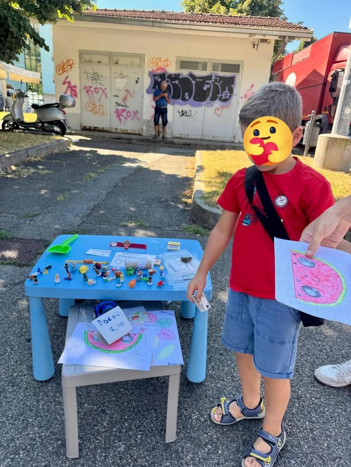Ivrea, il bambino col tavolino azzurro che divide la città