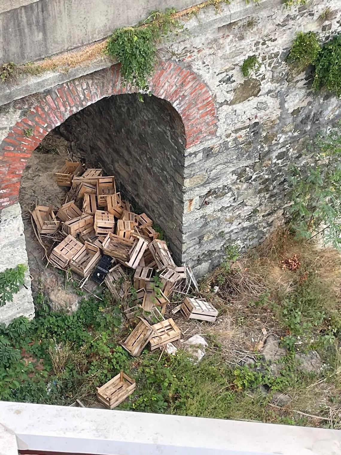 Reperti archeologici o cassette dimenticate sotto il "ponte vecchio" di Ivrea?