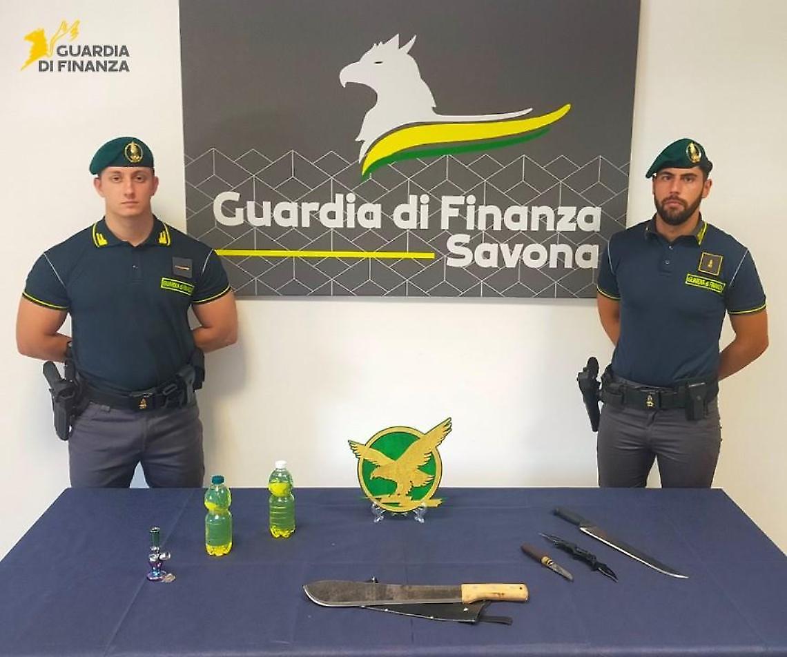 Quattro giovani torinesi fermati a Savona: machete, hashish e coltelli nascosti nella macchina