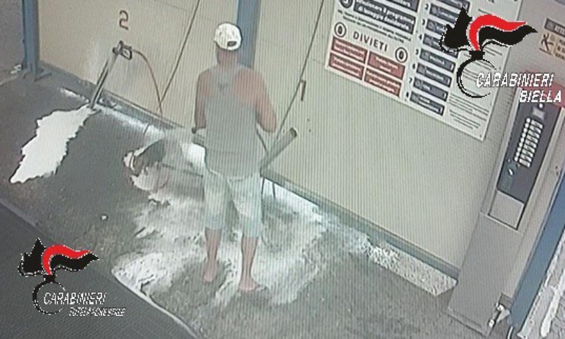 Lava il cane con la lancia dell'autolavaggio: denunciato per maltrattamento