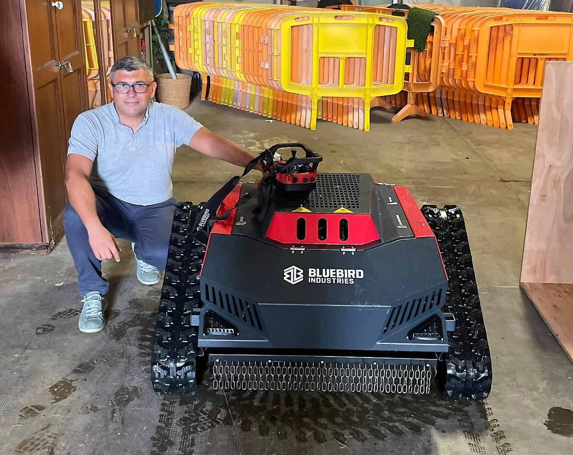 Gassino, il sindaco col tosaerba fa un "upgrade": ora a tagliare il prato sarà un robot