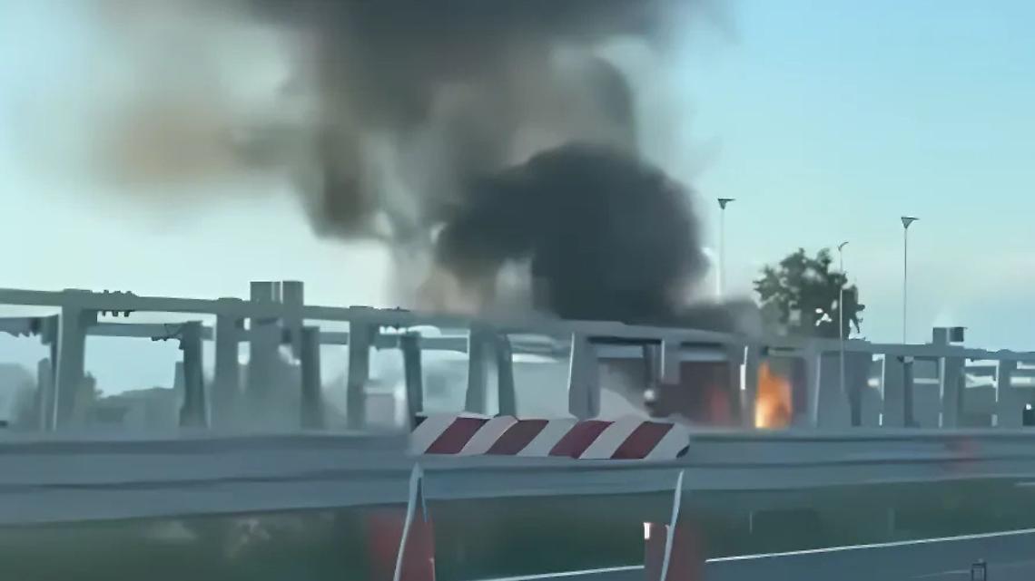 Paura sulla Torino-Ivrea, auto avvolta dalle fiamme: traffico in tilt e indagini in corso