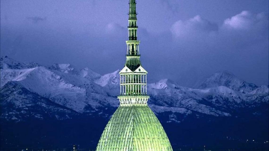 La Mole Antonelliana si illumina di verde