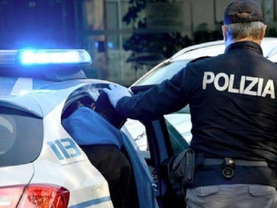 Movicentro, caos e violenza. Uomo "impazzito" bloccato con il "taser"
