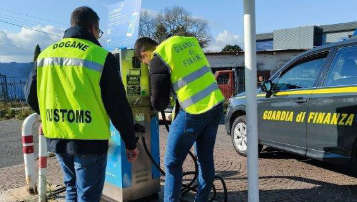 Blitz delle Dogane sui distributori irregolari: chiuso anche un impianto a San Carlo Canavese