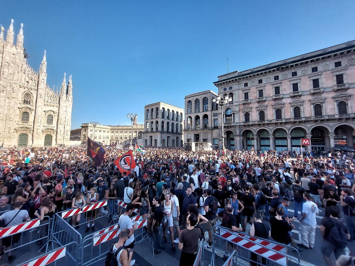 Il Leoncavallo sfida lo sgombero: in sessantamila sfilano a Milano