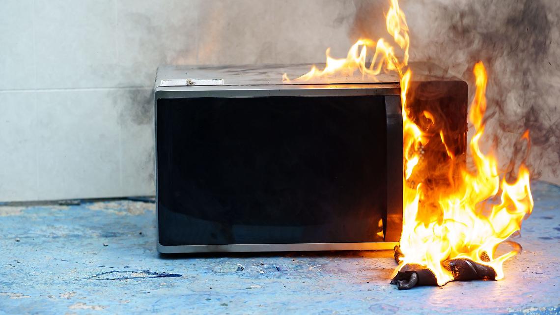 Chivasso, incendio in via dell’Asilo: fumo da un microonde, nessun ferito