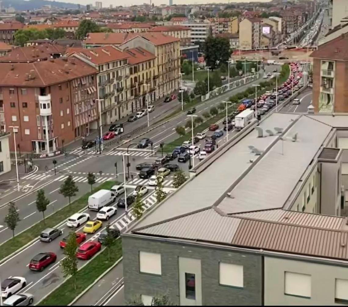 Mega ingorghi in piazza Baldissera: strada da evitare negli orari di punta. Anche oggi