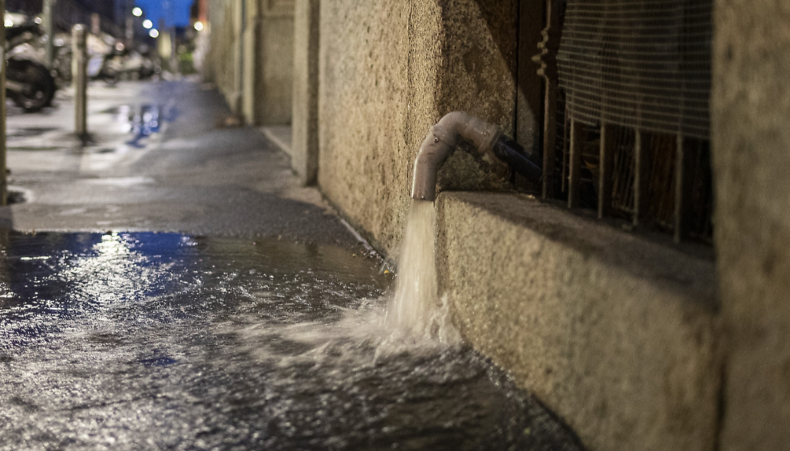 Crollano i controsoffitti all’asilo: Settimo sotto l’acqua dopo il nubifragio