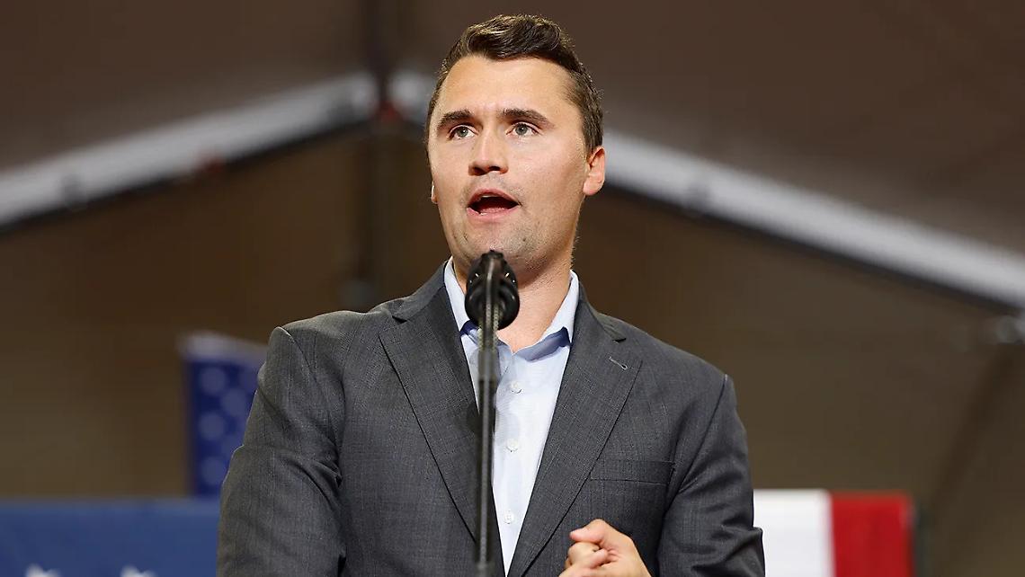 Charlie Kirk colpito durante un evento in Utah: panico tra la folla