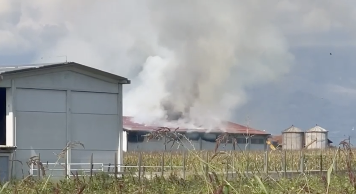 Rivarolo Canavese, nuovo incendio alla cascina Merlo: fienile in fiamme, vigili al lavoro