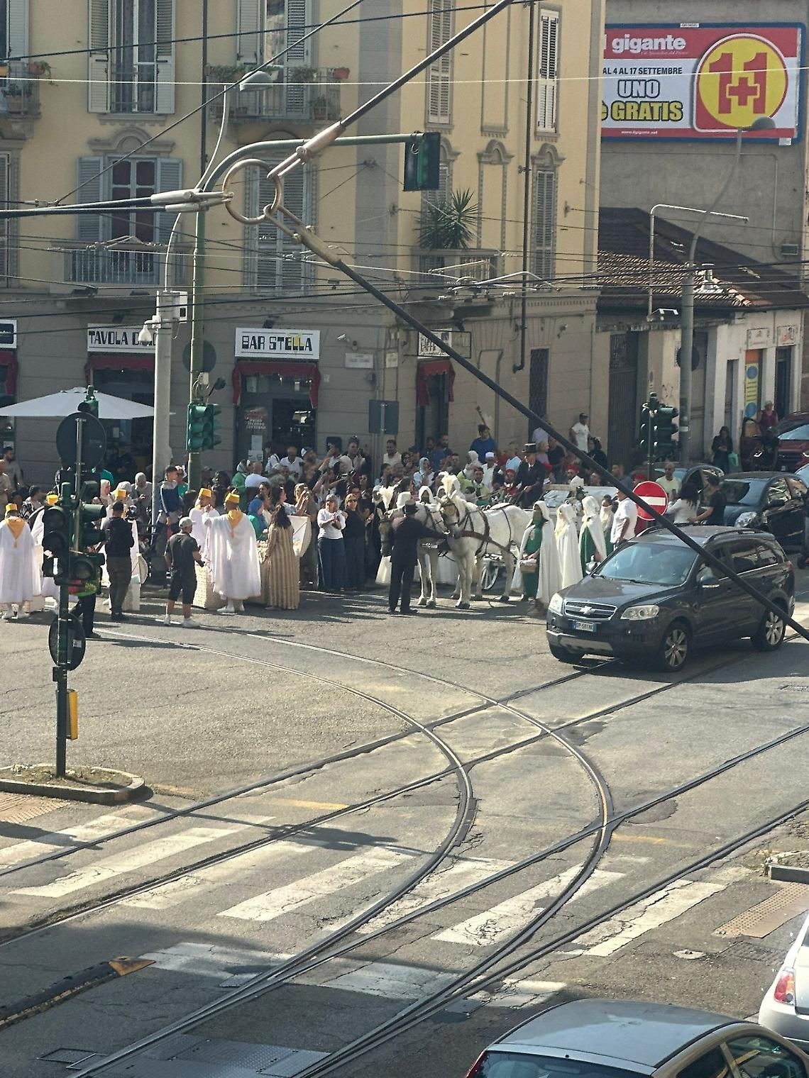 Matrimonio con cavalli e carrozze paralizza il traffico a Torino