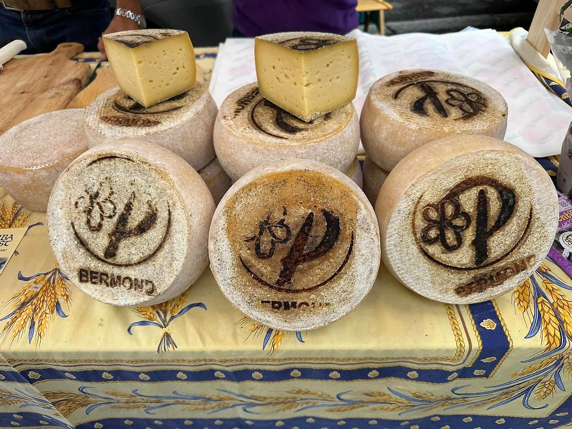 Il formaggio delle viole torna protagonista: a Perosa Argentina la Fiera del Plaisentif tra Medioevo e sapori alpini