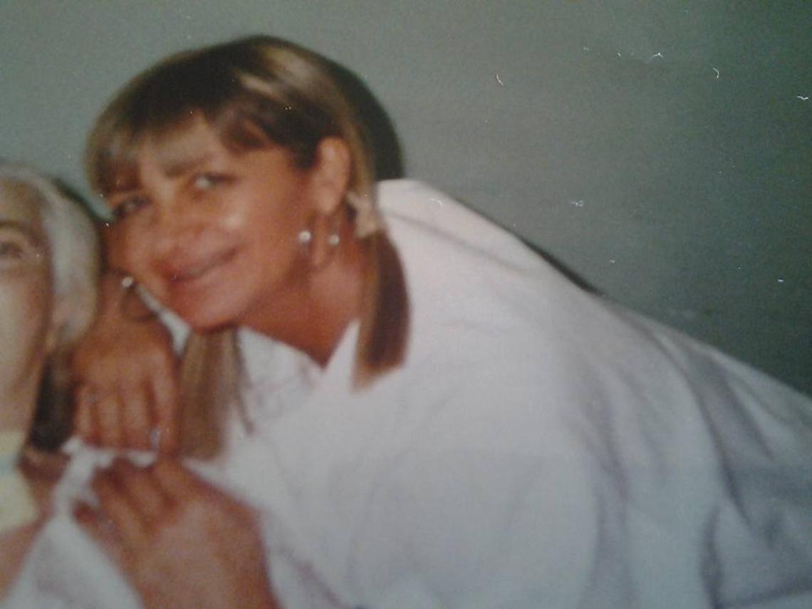 Tragedia a Chivasso, donna si getta dal balcone e perde la vita