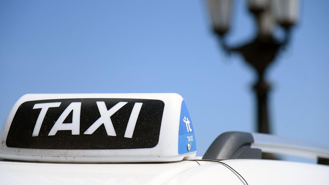 Taxi sospeso sull’aiuola 
