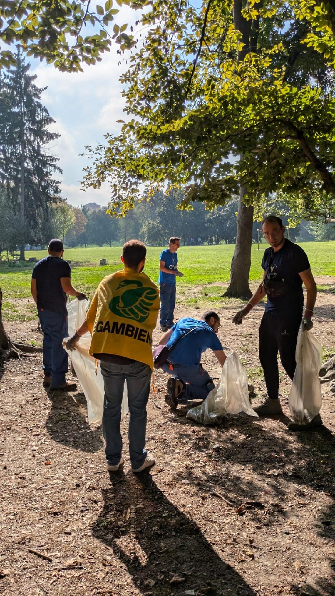 Torino, i volontari ripuliscono la Pellerina: oltre 90 chili di rifiuti rimossi in meno di 24h