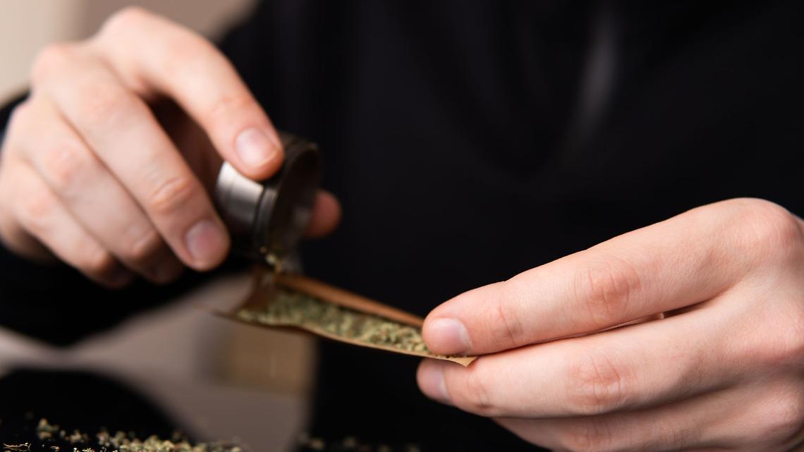 Settimo Torinese, la piazza che insegna la droga: fumava hashish davanti ai bambini