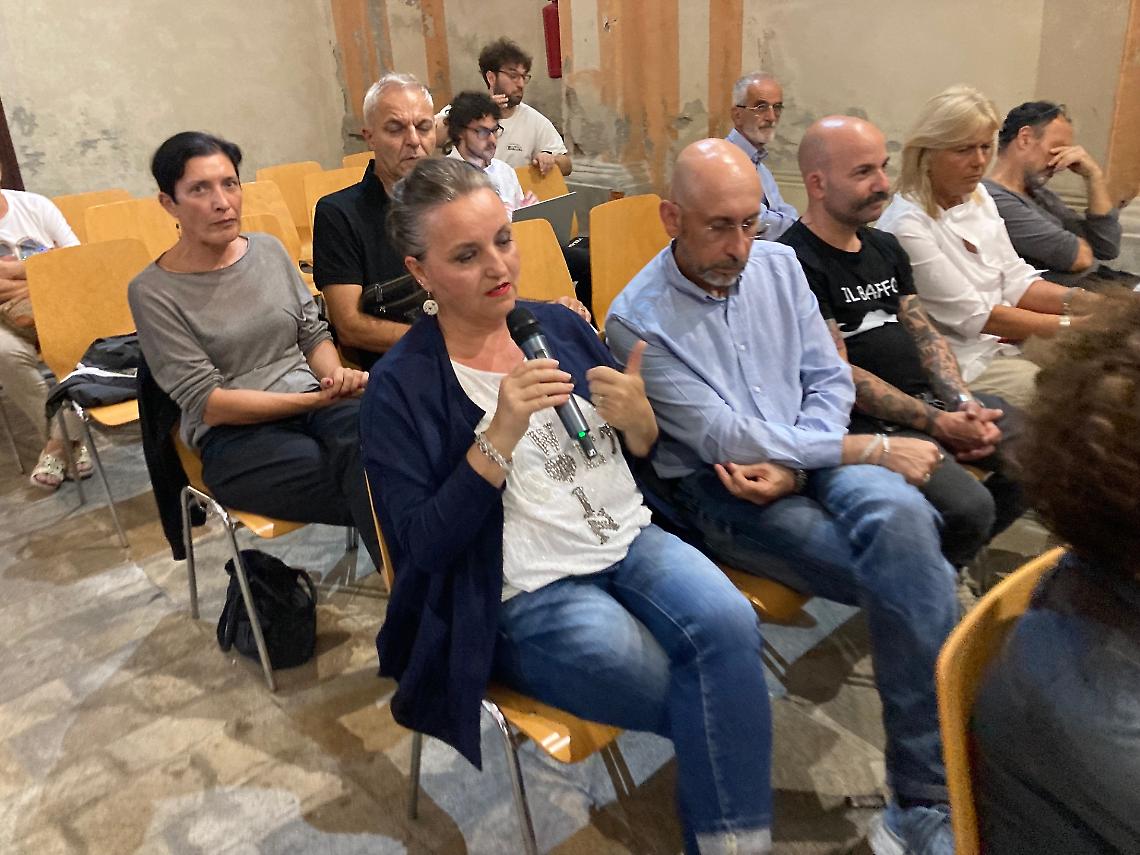 Ivrea cerca idee per il commercio tra bagni pubblici inesistenti, turisti allo sbando e quel mercato della Crocetta che "non piace"