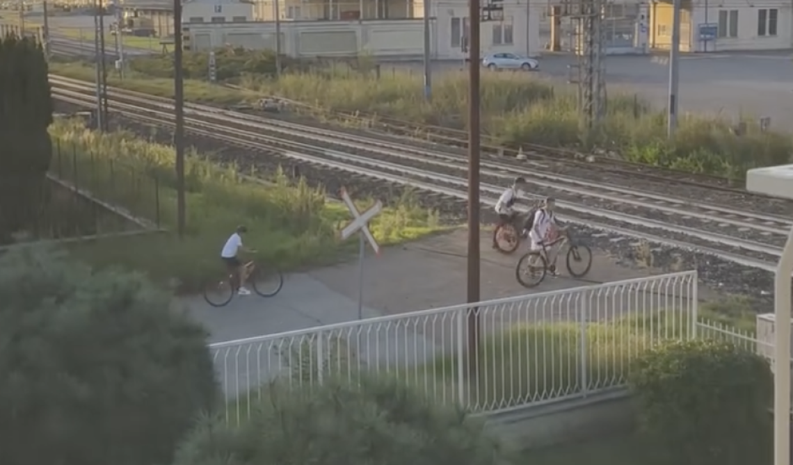 Ragazzini attraversano la Torino-Milano a piedi: paura a Vercelli dopo il video su Facebook