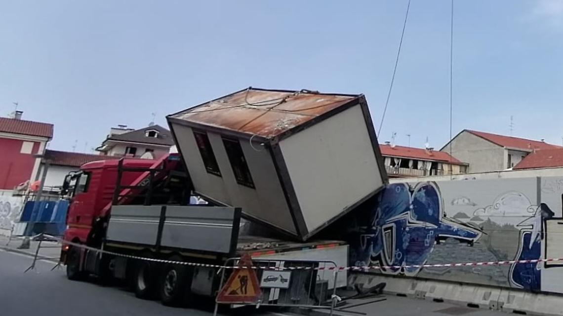 Paura al cantiere ex Standa: baracca in bilico, traffico fermo ma nessun ferito