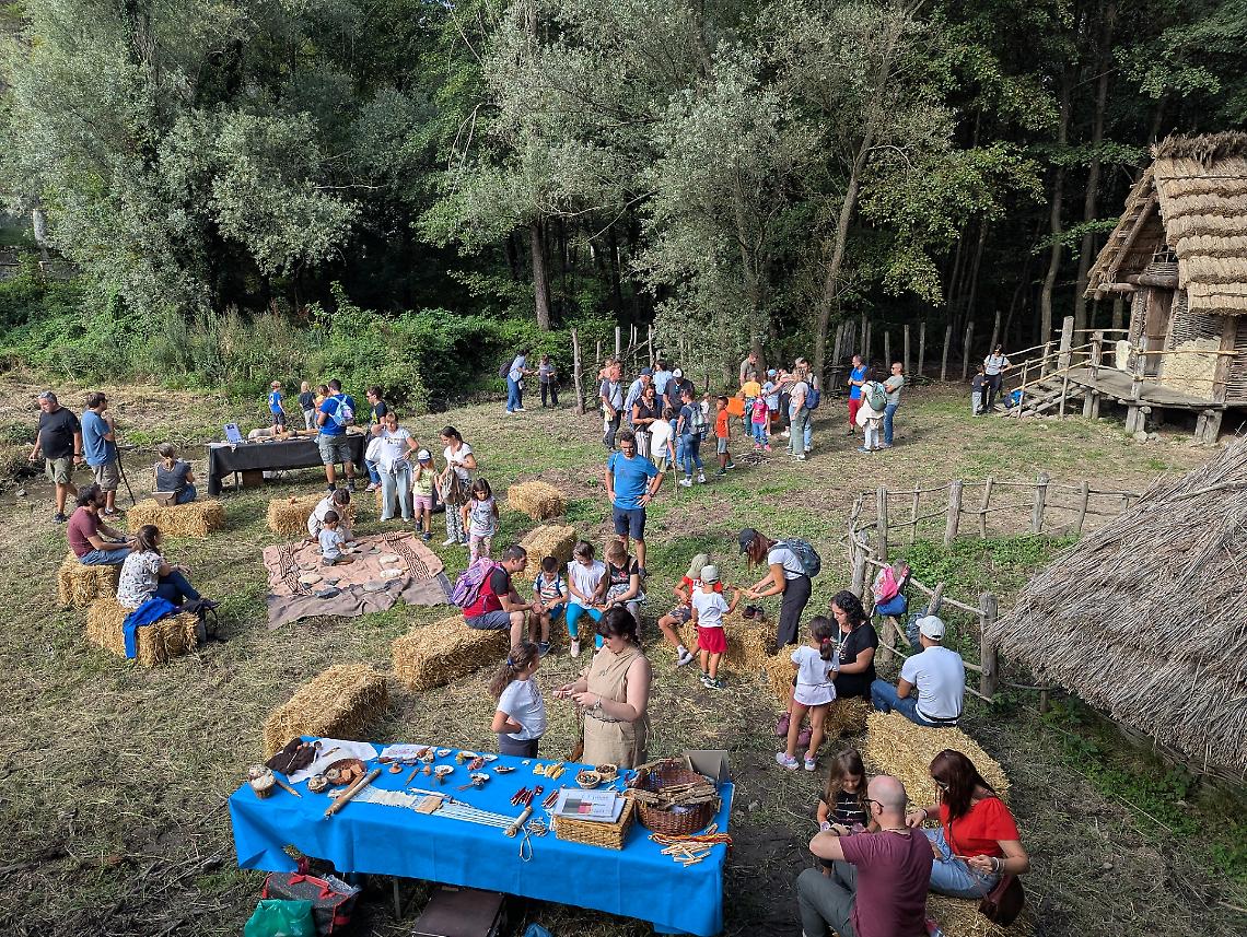 Parco archeologico del Lago Pistono: folla all’Open Day, la Preistoria conquista il Canavese